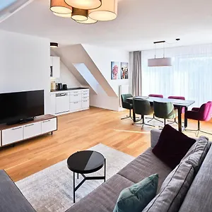  דירה Myfavorit - Spacious Next To Puplic Transport U1 Direct Connection To Citycenter